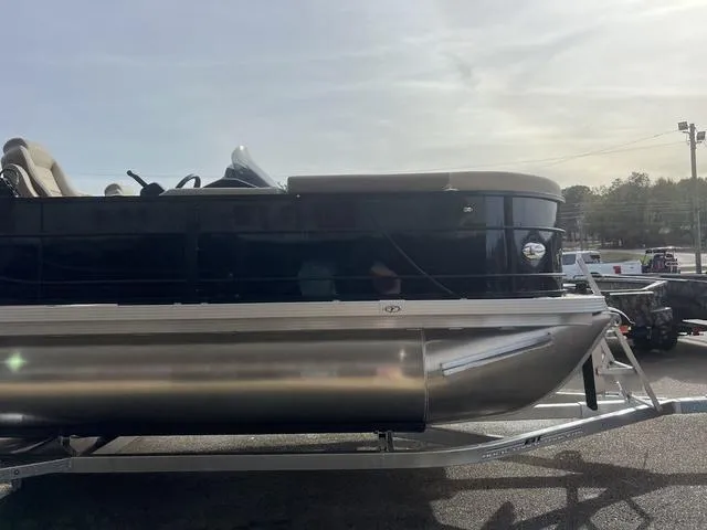 Slide: The Image of Veranda VR22RC Deluxe Tri-Toon 2024 - 5