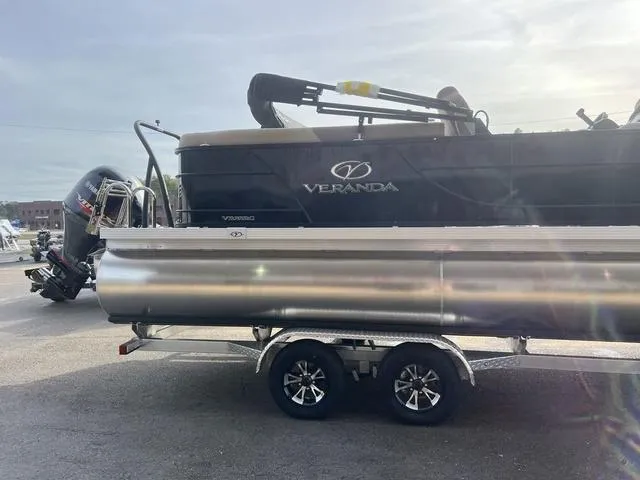 Slide: The Image of Veranda VR22RC Deluxe Tri-Toon 2024 - 6