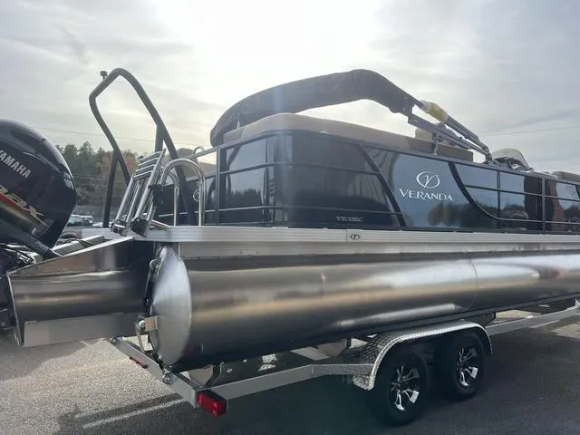 Slide: The Image of Veranda VR22RC Deluxe Tri-Toon 2024 - 7