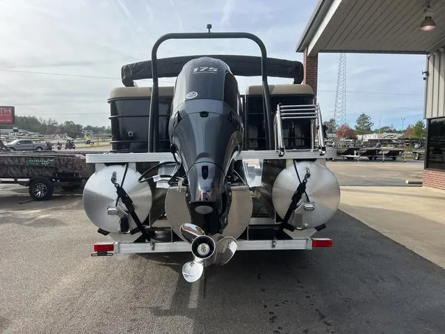 Slide: The Image of Veranda VR22RC Deluxe Tri-Toon 2024 - 8