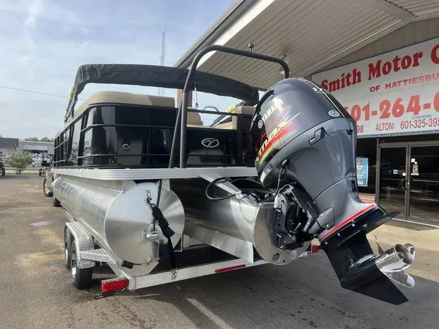 Slide: The Image of Veranda VR22RC Deluxe Tri-Toon 2024 - 9