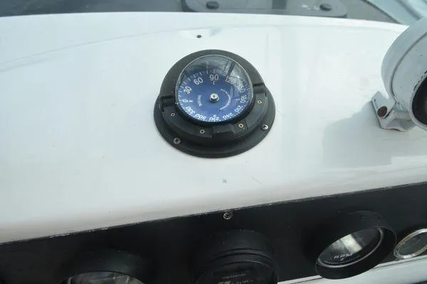 Slide: The Image of Compass on 1991 Tiara Yachts 4300 Open dashboard, displaying navigation details. - 35