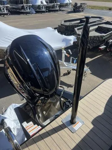 Slide: The Image of Veranda VX22RC LUXURY TRI-TOON 2024 - 21