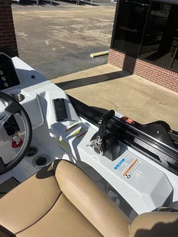 Slide: The Image of Veranda VX22RC LUXURY TRI-TOON 2024 - 28