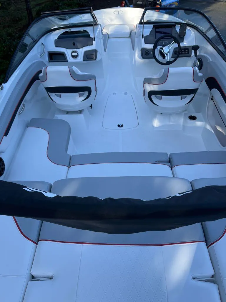 Slide: The Image of Manufacturer Provided Image: Tahoe 210 Si - 65