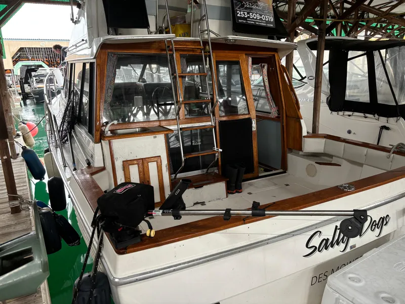 Slide: The Image of 1992 Bayliner 3288 Motoryacht docked in a marina. - 5