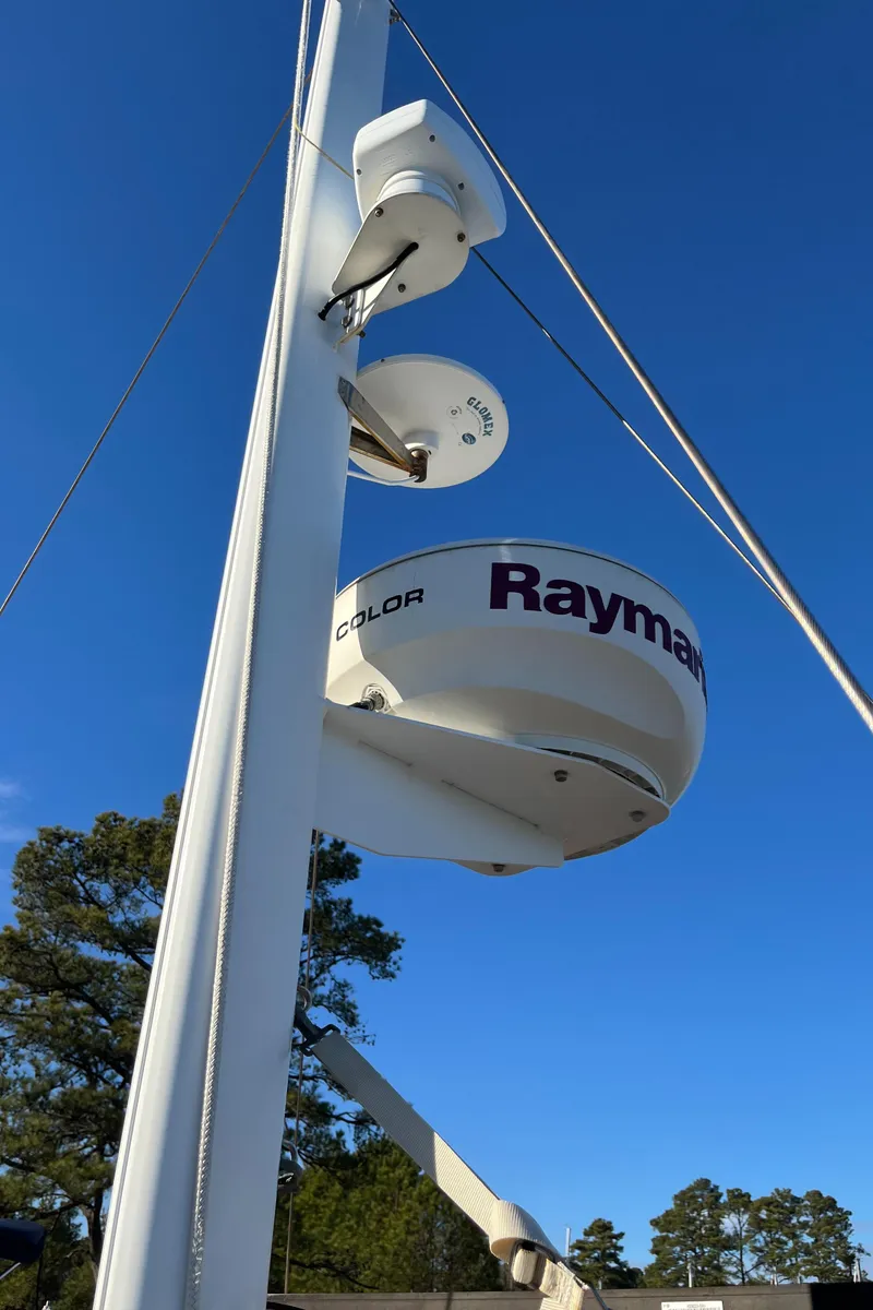 Slide: The Image of Radar equipment on a 2013 Beneteau Swift Trawler 34 against a clear blue sky. - 46