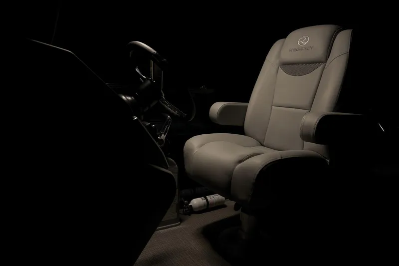 Slide: The Image of Regency 250 LE3 Sport 2024 - 39