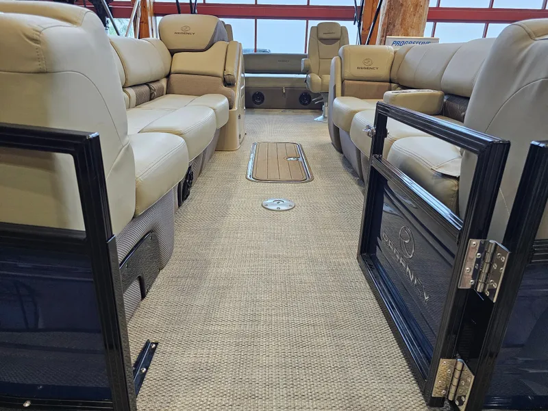 Slide: The Image of Regency 250 LE3 Sport 2024 - 83