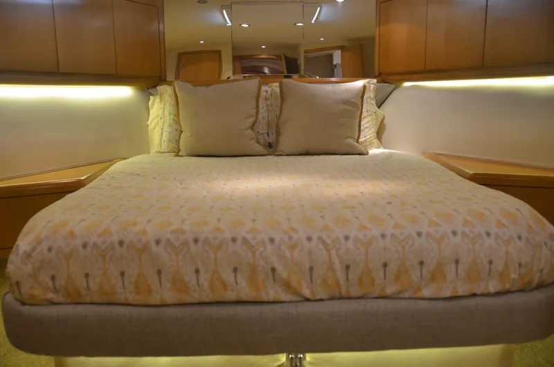Slide: The Image of Hatteras 60 Down Time - Master Stateroom - 20