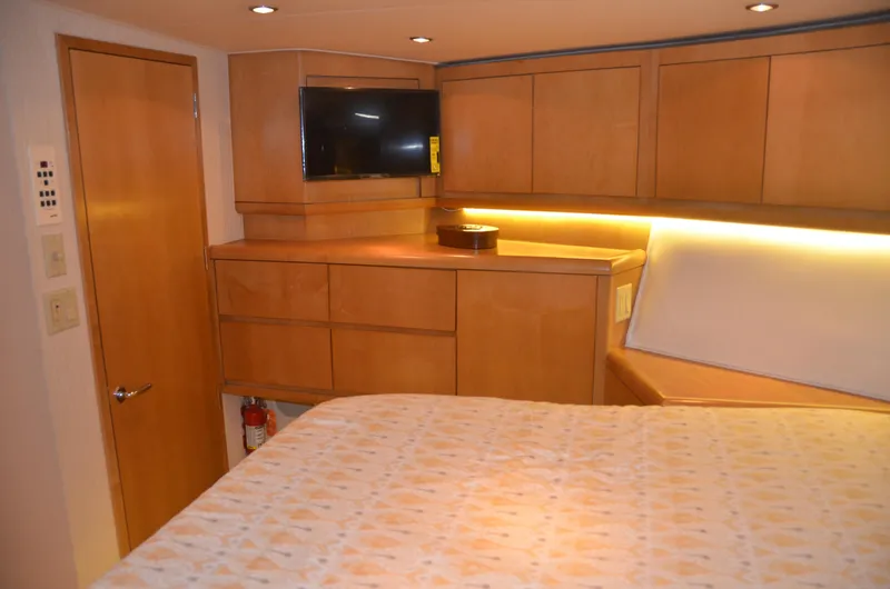 Slide: The Image of Hatteras 60 Down Time - Master Stateroom - 21