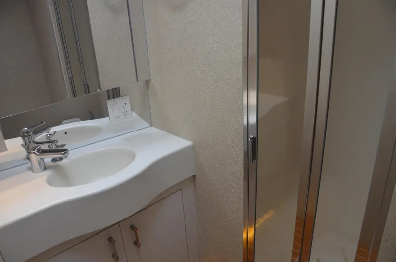 Slide: The Image of Hatteras 60 Down Time - Crew Head - 27