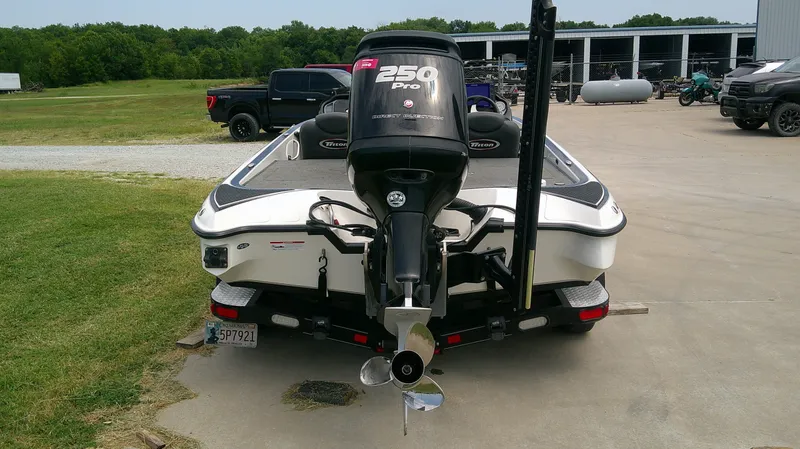 Slide: The Image of Triton 20 TRX Patriot 2017 - 4