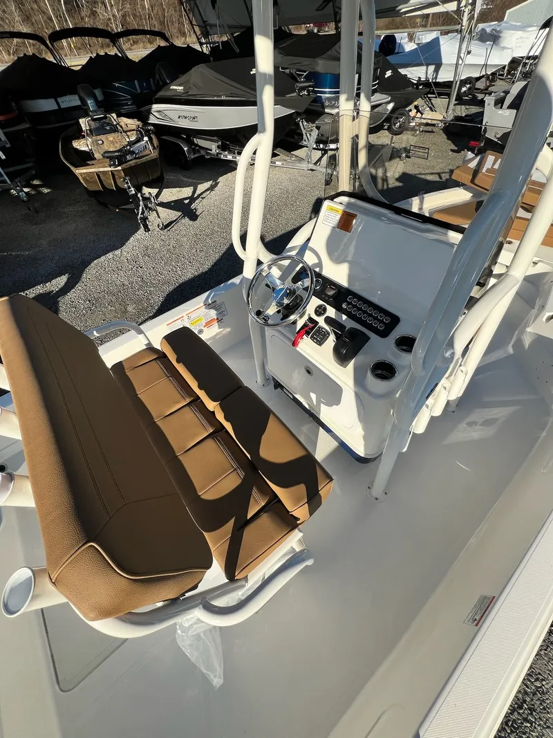 Slide: The Image of Skeeter SX230 2024 - 25