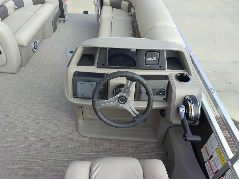 Slide: The Image of 2024 Sun Tracker SportFish 22 DLX boat interior with steering console and seating. - 10