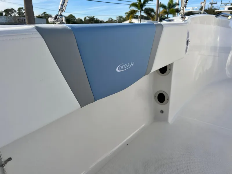 Slide: The Image of Robalo R180 2024 - 10