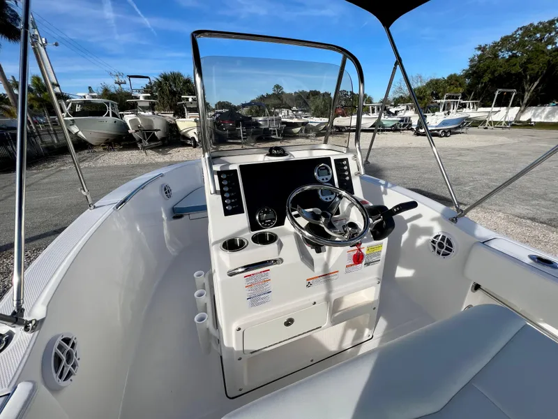 Slide: The Image of Robalo R180 2024 - 11