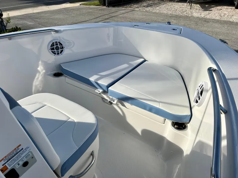 Slide: The Image of Robalo R180 2024 - 18
