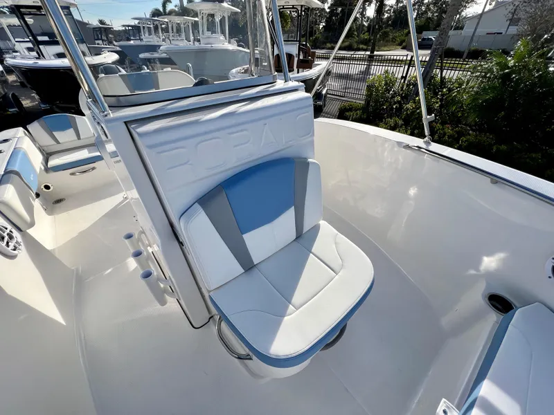 Slide: The Image of Robalo R180 2024 - 19