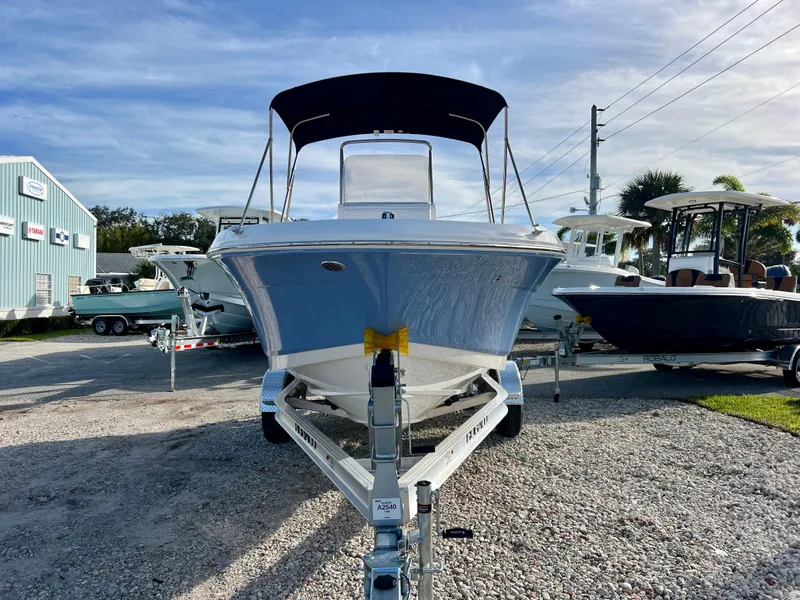 Slide: The Image of Robalo R180 2024 - 2