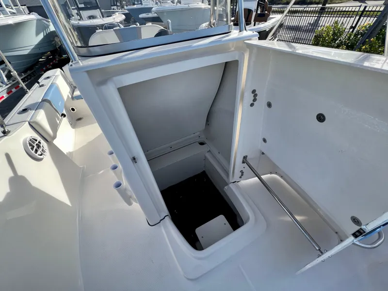 Slide: The Image of Robalo R180 2024 - 20
