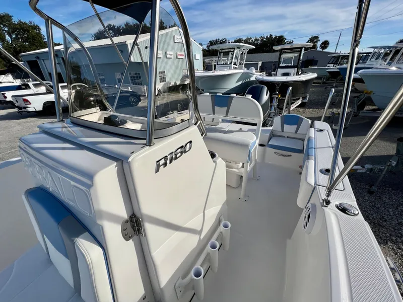 Slide: The Image of Robalo R180 2024 - 21