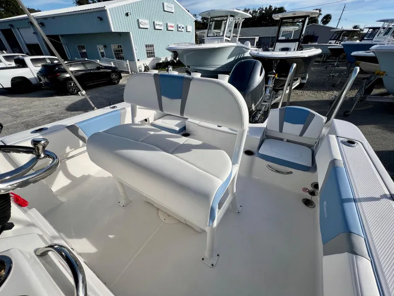 Slide: The Image of Robalo R180 2024 - 22