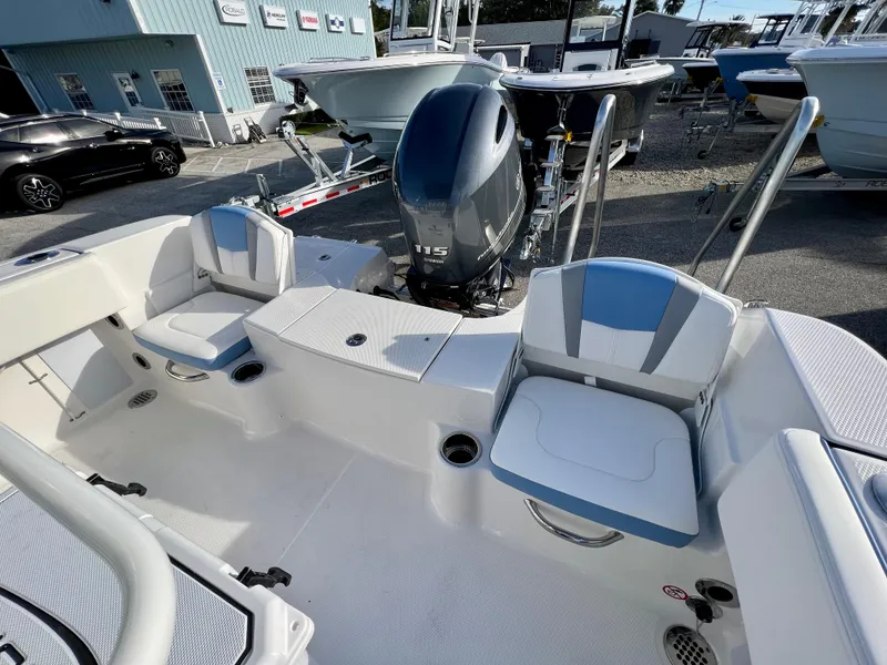 Slide: The Image of Robalo R180 2024 - 23