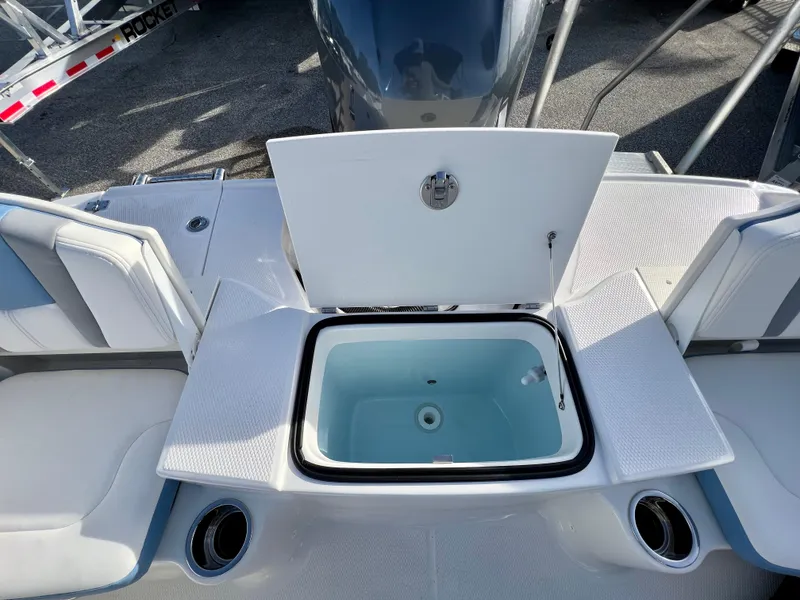 Slide: The Image of Robalo R180 2024 - 24