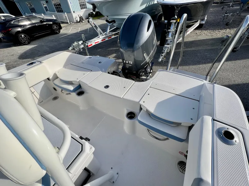 Slide: The Image of Robalo R180 2024 - 27