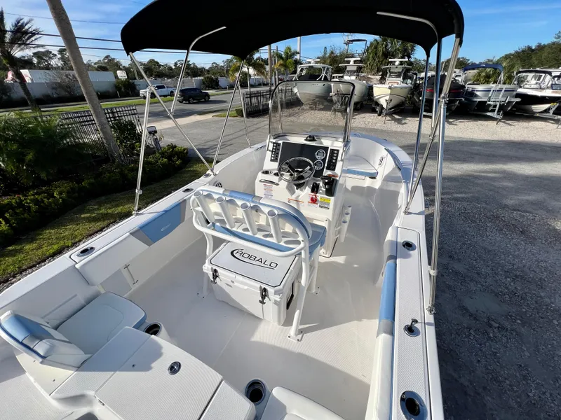 Slide: The Image of Robalo R180 2024 - 7