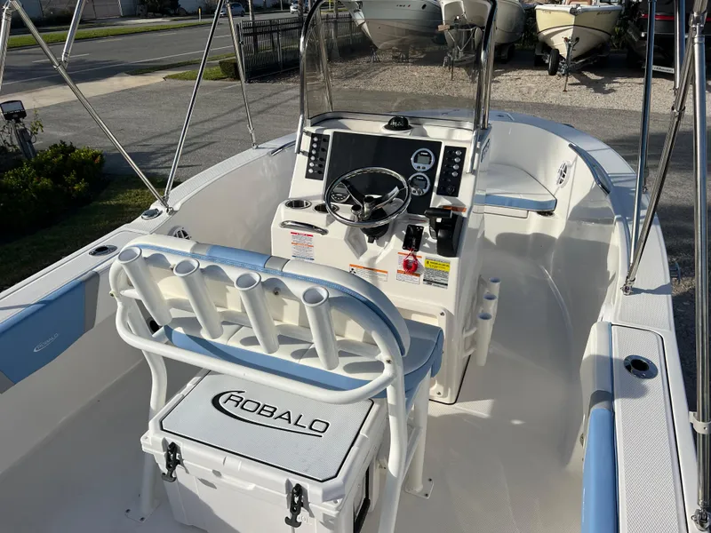 Slide: The Image of Robalo R180 2024 - 8