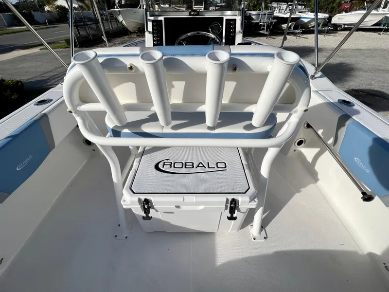 Slide: The Image of Robalo R180 2024 - 9