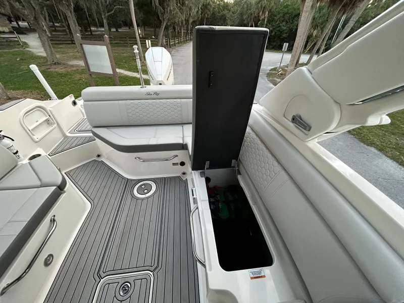 Slide: The Image of Sea Ray SDX 270 Outboard 2022 - 51