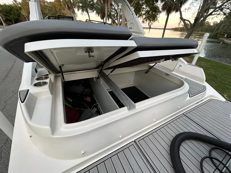 Slide: The Image of Sea Ray SDX 270 Outboard 2022 - 55