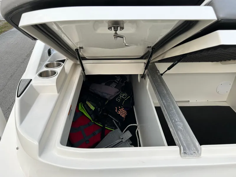 Slide: The Image of Sea Ray SDX 270 Outboard 2022 - 56