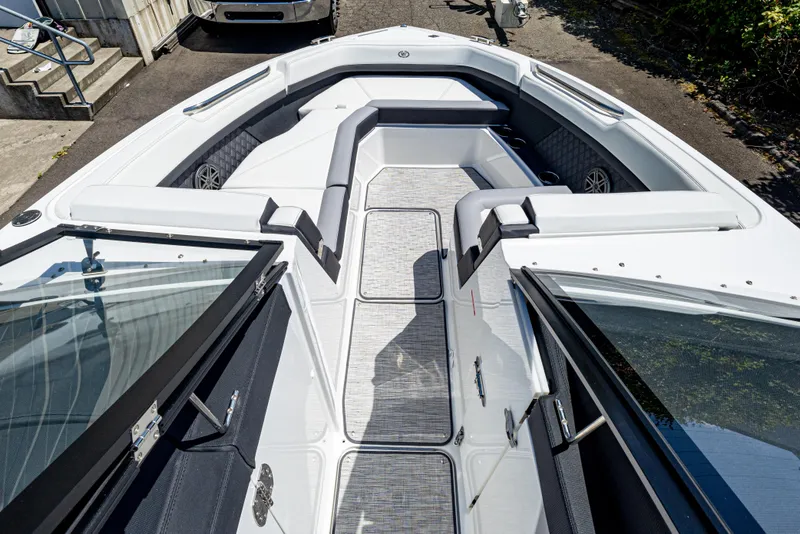 Slide: The Image of Cobalt R8 2024 - 9