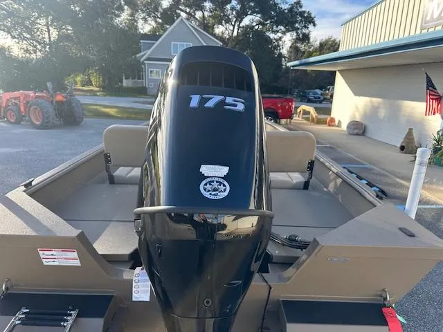 Slide: The Image of 2024 SeaArk 2072 VFX Elite CC boat with 175 HP outboard motor. - 11