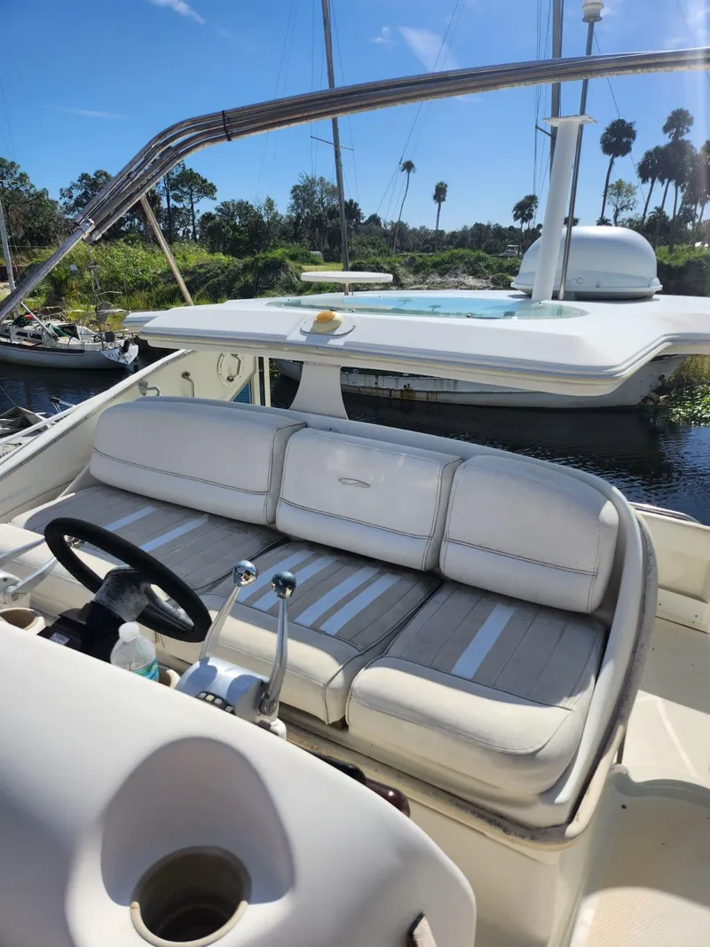 Slide: The Image of Maxum 4100 SCA 2000 model boat with white seating and steering wheel. - 33