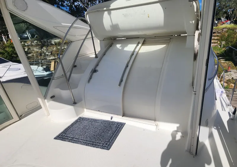 Slide: The Image of 2000 Maxum 4100 SCA yacht deck with stairs and blue mat. - 34