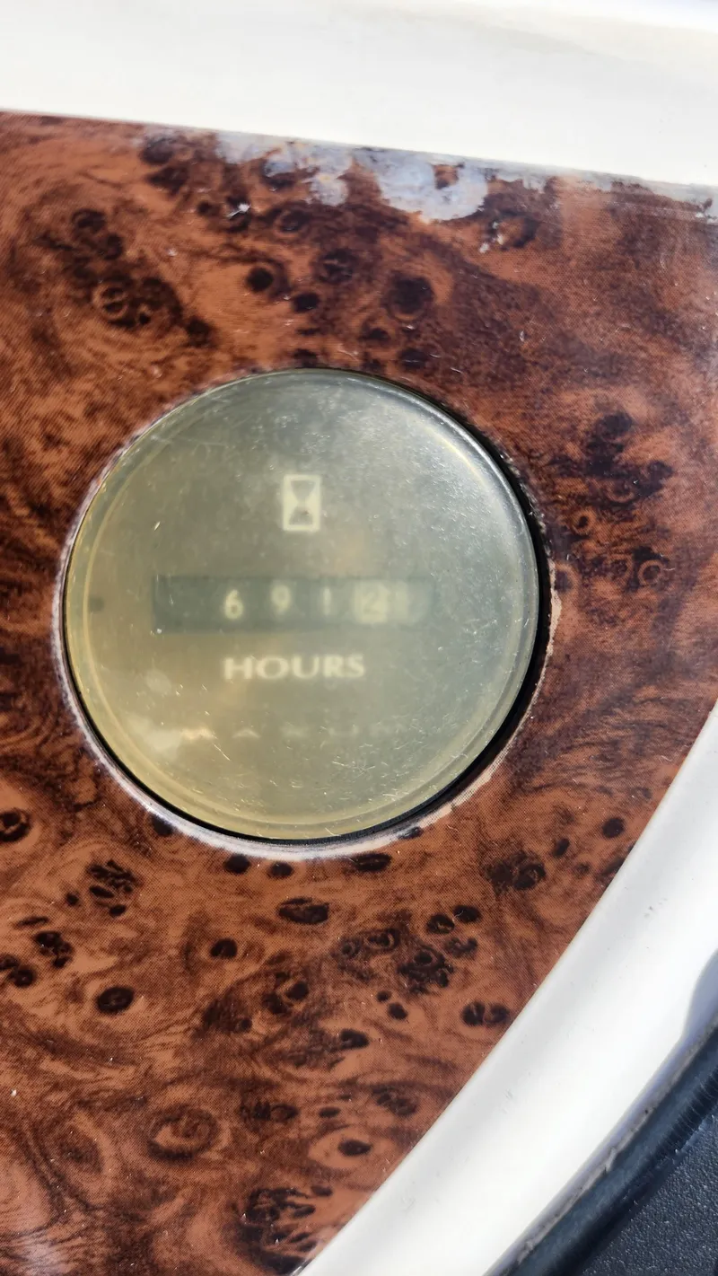 Slide: The Image of Hour meter on 2000 Maxum 4100 SCA boat dashboard. - 35