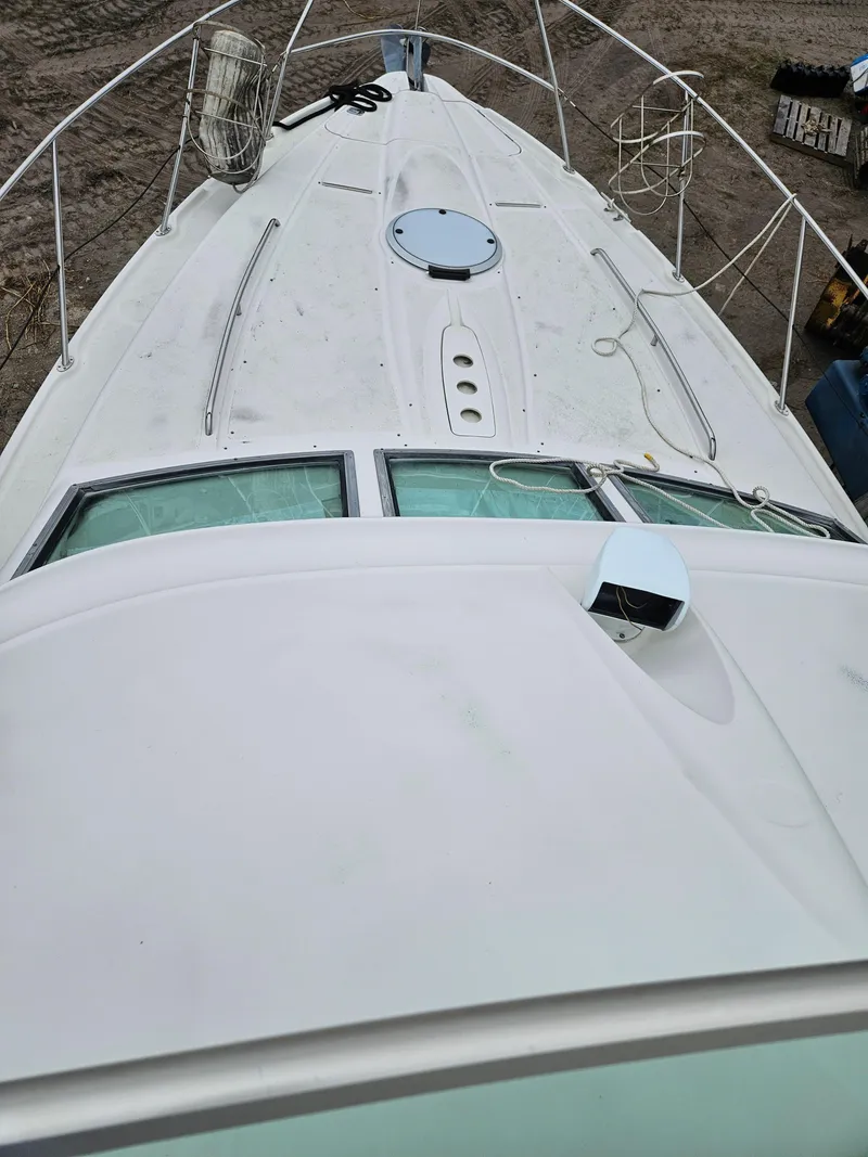 Slide: The Image of 2000 Maxum 4100 SCA boat deck view with railings and hatch. - 39
