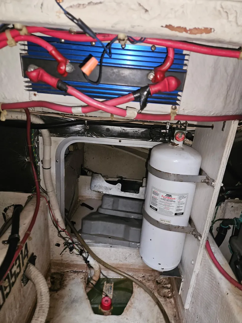 Slide: The Image of Engine compartment of a 2000 Maxum 4100 SCA with wiring and fire extinguisher. - 42