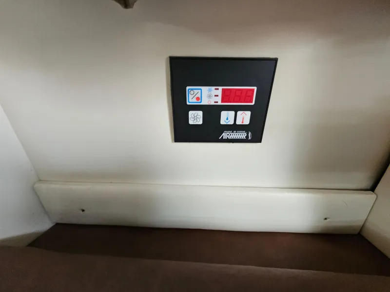 Slide: The Image of Control panel of a 2000 Maxum 4100 SCA boat. - 46