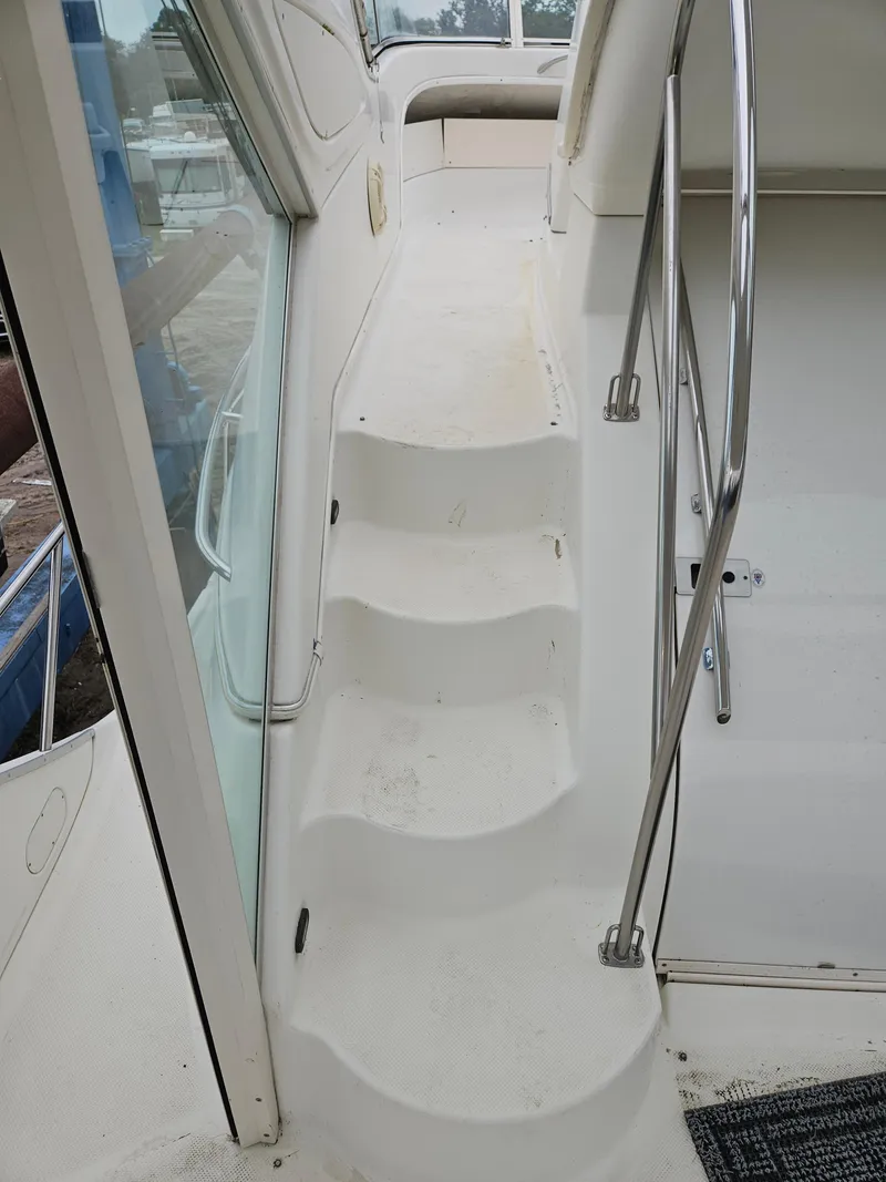 Slide: The Image of Staircase on a 2000 Maxum 4100 SCA yacht. - 47