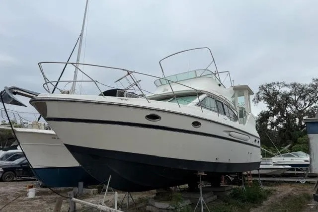 Slide: The Image of 2000 Maxum 4100 SCA yacht on dry dock, side view. - 89