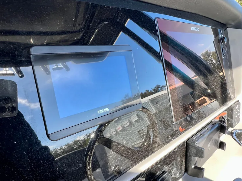 Slide: The Image of 2024 Robalo R230 dashboard with Yamaha and Simrad displays. - 38