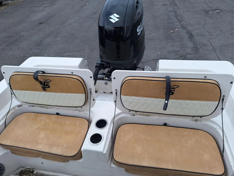 Slide: The Image of 2023 Carolina Skiff 21 Ultra Elite boat seats and Suzuki outboard motor. - 6