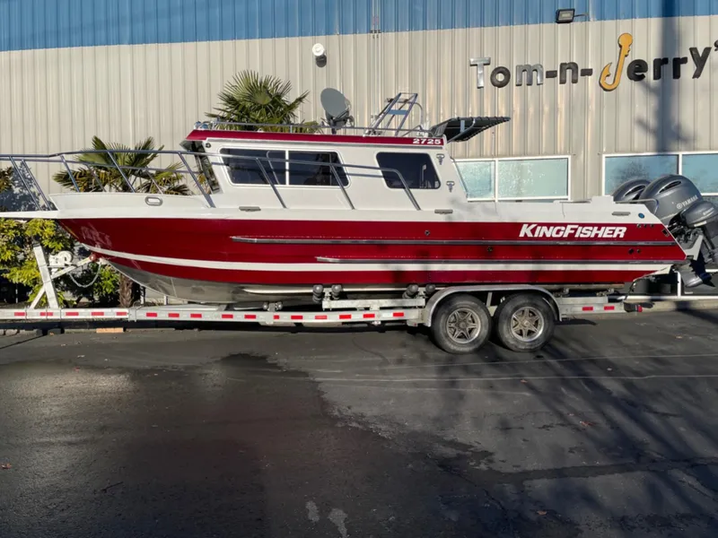 The Image of 2024 KingFisher 2725 Weekender boat on trailer outside Tom-n-Jerry building. - 1
