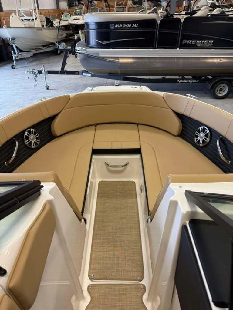 Slide: The Image of Sea Ray SPX 230 2024 - 6